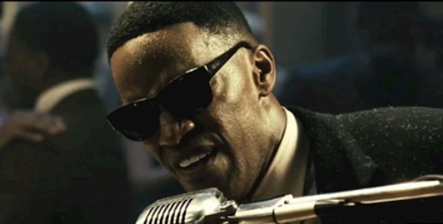 Jamie Foxx je 14 sati dnevno provodio zatvorenih očiju kako bi se bolje snašao u ulozi Raya Charlsa u filmu "Ray". Zbog toga je prvih tjedana snimanja imao napadaje panike!