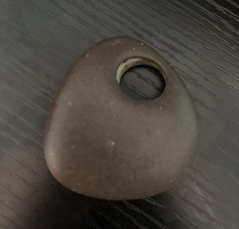 15. Kamen sa savršeno pravilnom rupom i u obliku trzalice za gitaru