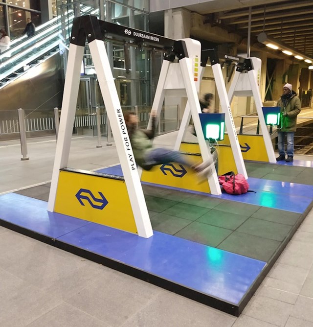 Ljuljačke na postaji metroa na kojima možete napuniti mobitel dok se njišete!