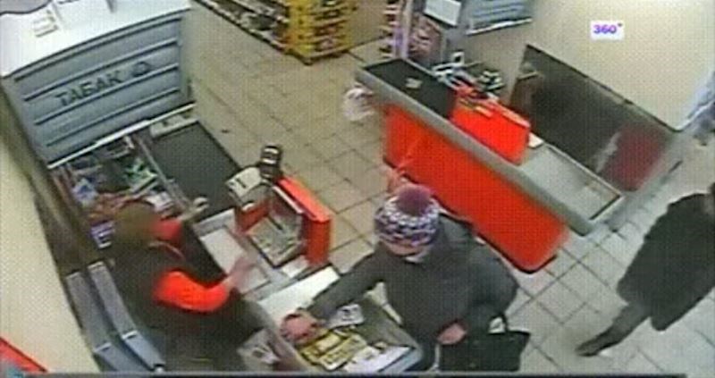 VIDEO Naoružani pljačkaš ušao je u dućan i nitko, ali nitko ga nije doživio; kakav fail!