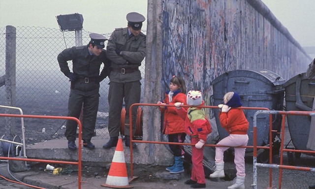 Západoberlínské dívky mluví s vojáky východního Berlína na začátku listopadu 1989, několik dní před pádem Berlínské zdi