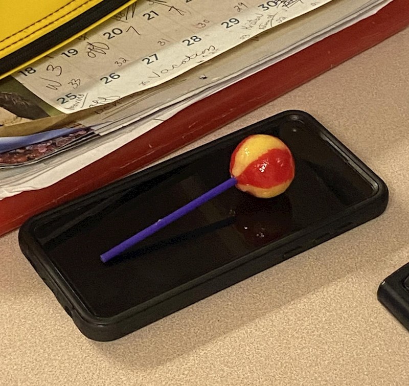 "Kolegica uvijek odlaže lizu na mobitel. Fuj"