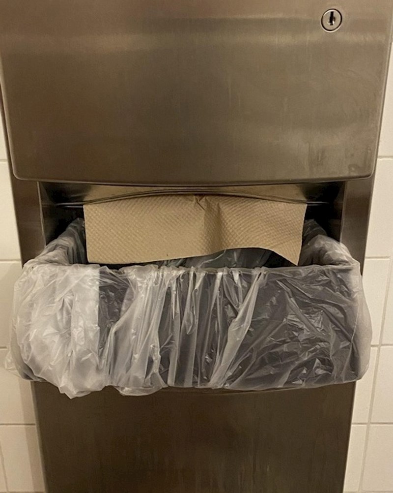 15. Ne možeš obrisati ruke, a da ih ne zaprljaš uzimajući papir...