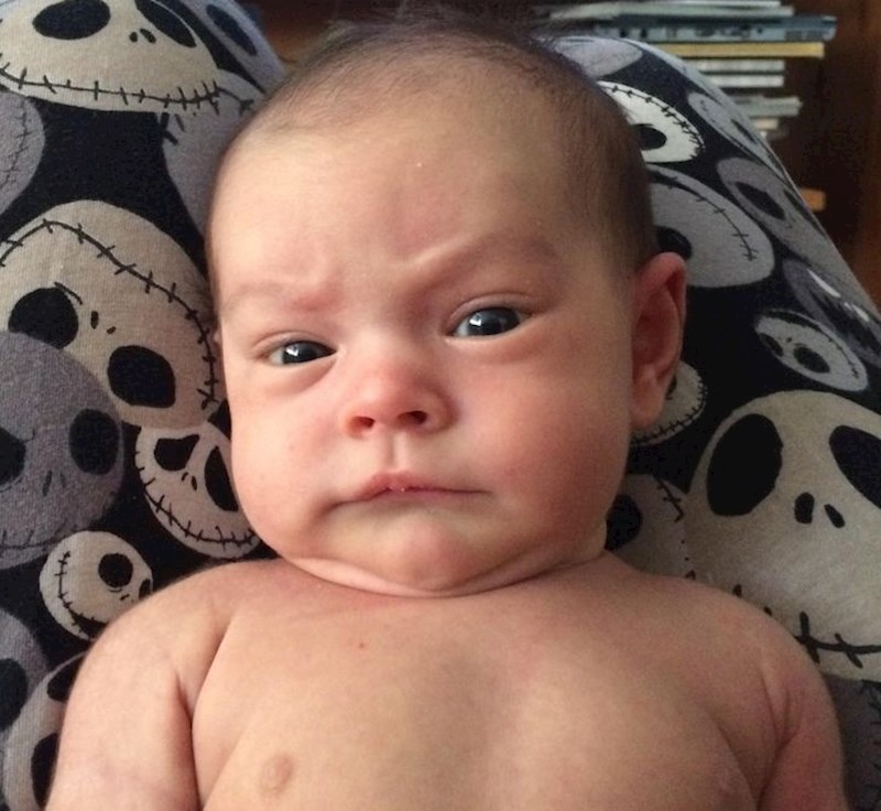 2. Da se nađe pored bebe s ovakvim pogledom i položajem obrva i Jack Nicholson bi se posramio!