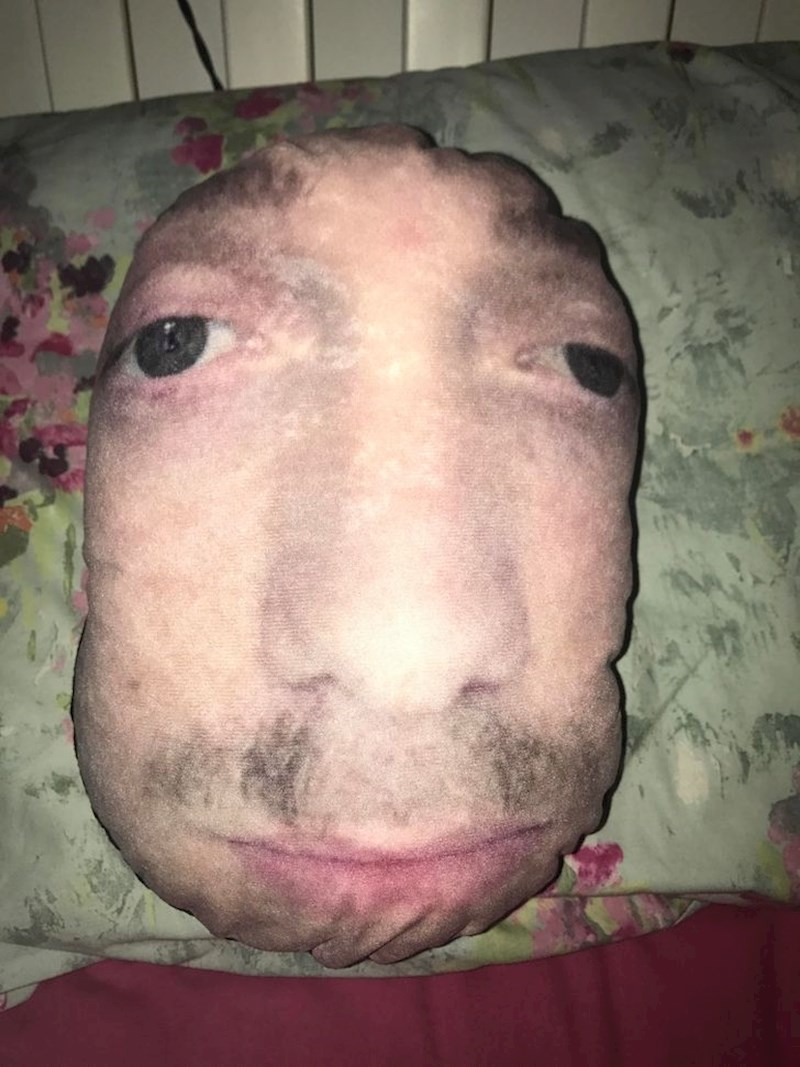 2. Kako je praksa dosad pokazala, jastuci s printom nečijeg lica nikad nisu dobra ideja...