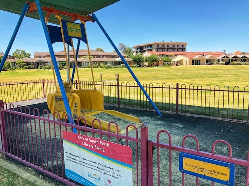 Ljuljačka za djecu u invalidskim kolicima