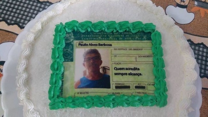 4. Obitelj je na torti napravila lažnu vozačku dozvolu jer je slavljenik rekordnih 13 puta pao vozački ispit. Htjeli su da barem ovako dobije jednu