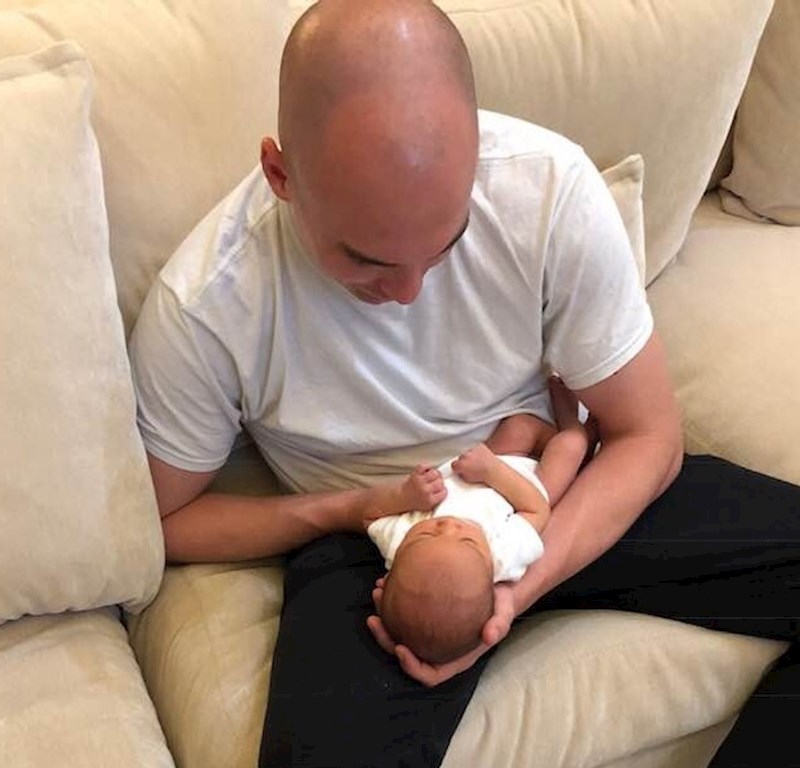 Beba s gigantskom rukom ili odrasli čovjek s rukom bebe?