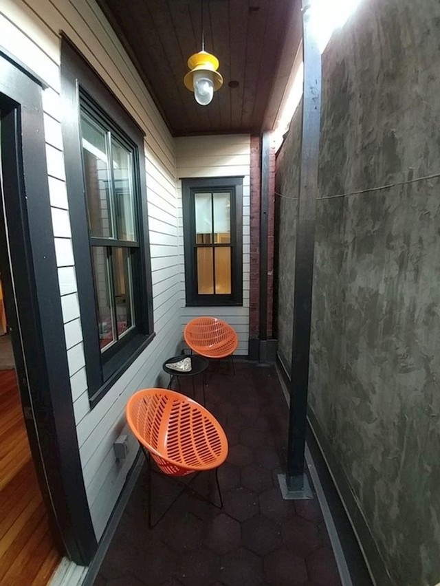 6. Iznajmio je apartman s balkonom