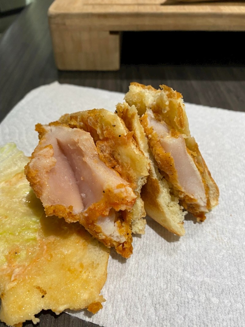 "Bio mi je čudan okus sendviča s piletinom, a onda sam pogledao što jedem. Pa ovo je potpuno sirovo..."