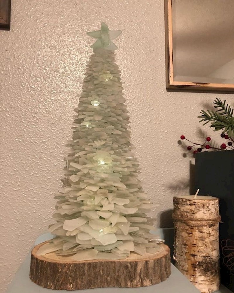 Ovo "drvce" napravljeno je od kamenja s plaže