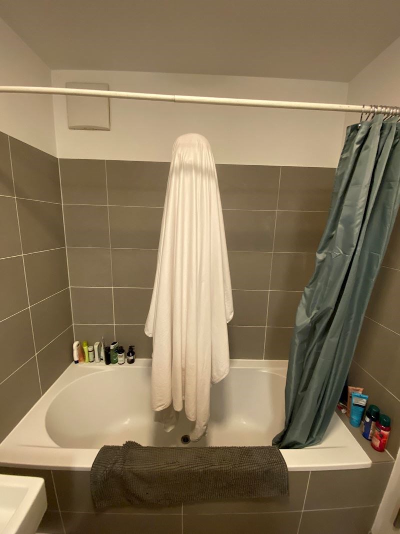 "Djevojka je objesila ručnik da se suši. Zamislite šok koji sam doživio kada sam otvorio zastor!"