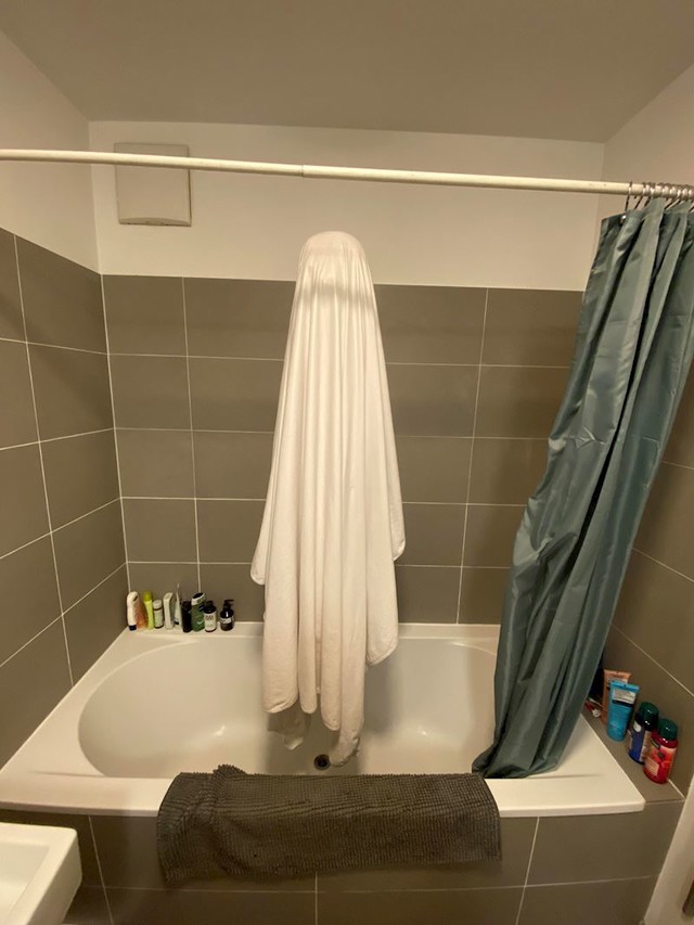 "Djevojka je objesila ručnik da se suši. Zamislite šok koji sam doživio kada sam otvorio zastor!"