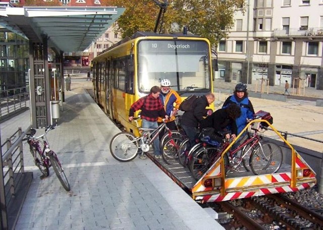Rampa za bicikle kako ih vlasnici ne bi trebali unositi u tramvaj, te kako bi zauzeli manje mjesta