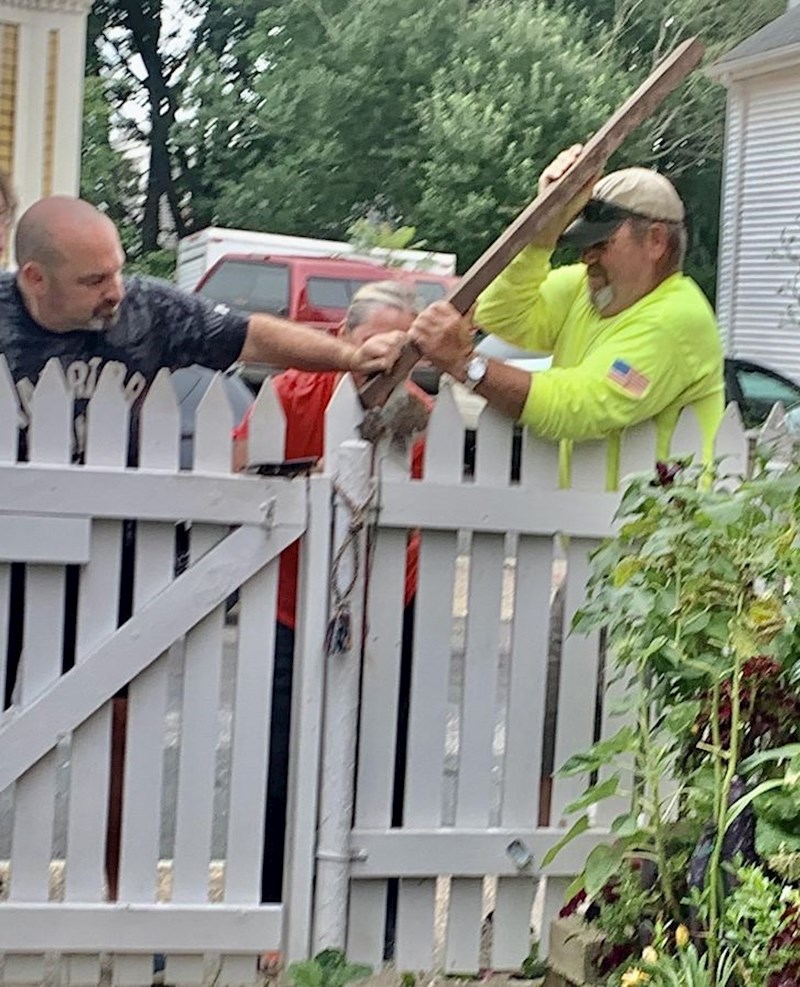 "Krenuo sam na posao i ugledao ljude oko moje ograde. Ispostavilo se da je vjeverica zapela u nju, pa smo ju svi zajedno spašavali"