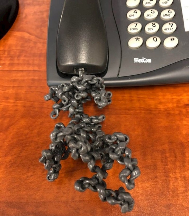 "Kolega je na godišnjem pa koristim njegov ured. Kako išta uspijeva s ovakvim telefonom?"