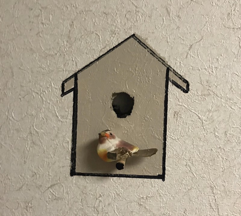 Ovako su u jednom uredu riješili rupu u zidu!