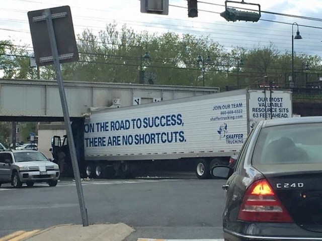 Vozač je trebao pročitati što mu piše na kamionu...
