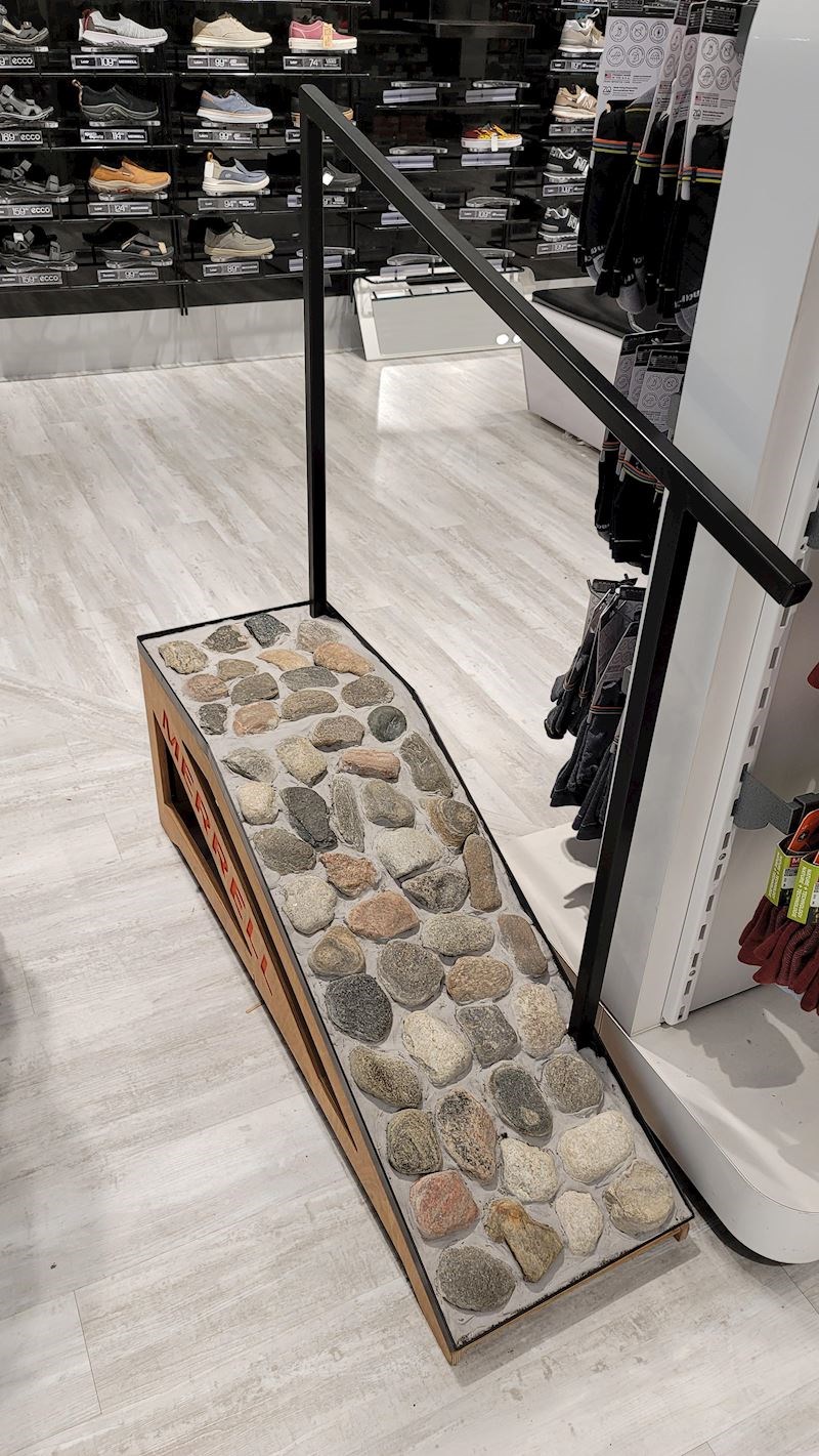 Rampa na kojoj možete isprobati kako vaše nove tenisice prianjaju različitim podlogama