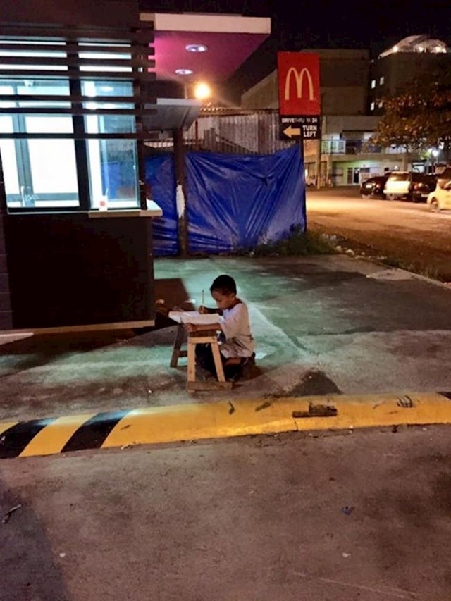 9-godišnji Daniel Cabrera sjedi ispred McDonaldsa, pored ulične rasvjete, da ne piše domaću zadaću u mraku svoje kuće
