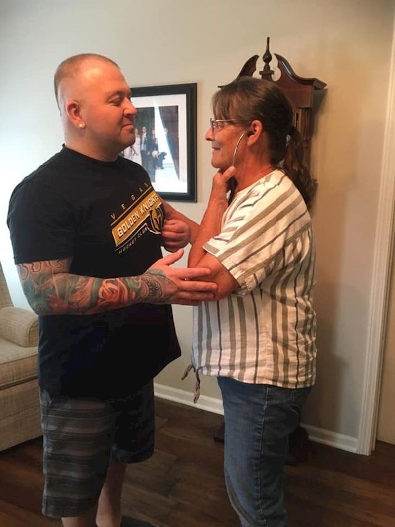 Majka sluša srce svoje kćeri koje sada kuca u grudima ovog čovjeka