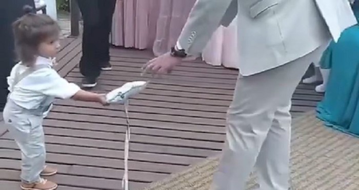 Klinac je nosio prstenje do oltara, milijuni ljudi lajkaju video zbog onog što se onda dogodilo