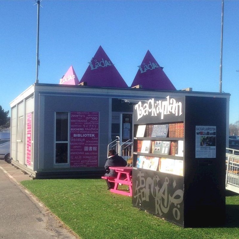 6. Minijaturne knjižnice čest su prizor u blizini supermarketa. Ovaj narod jako voli čitati!