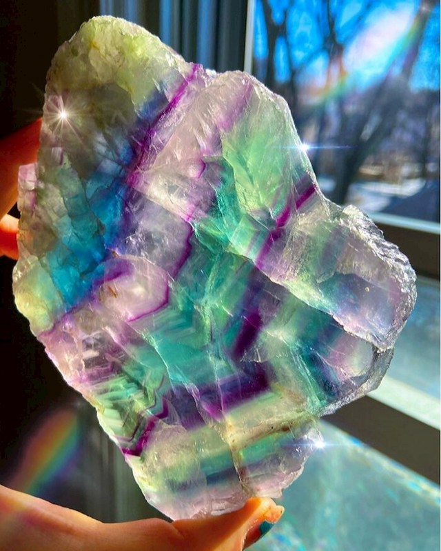 Prekrasan dugin fluorit