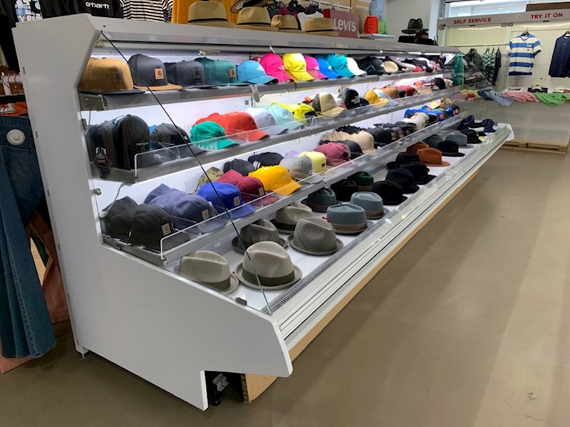 2. Trgovina odjeće iskoristila je policu iz trgovine namirnicama koja se prije nalazila u ovom prostoru