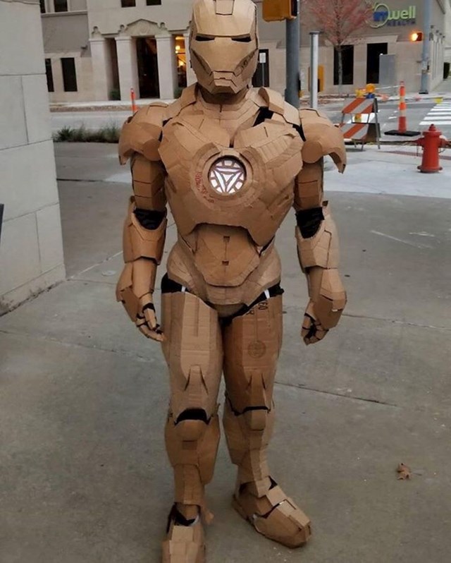 Iron Man napravljen od kartonskih kutija