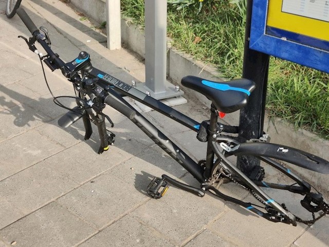 Vratim se u rodni grad nakon godina u tuđini i ovo se dogodi prvi dan.