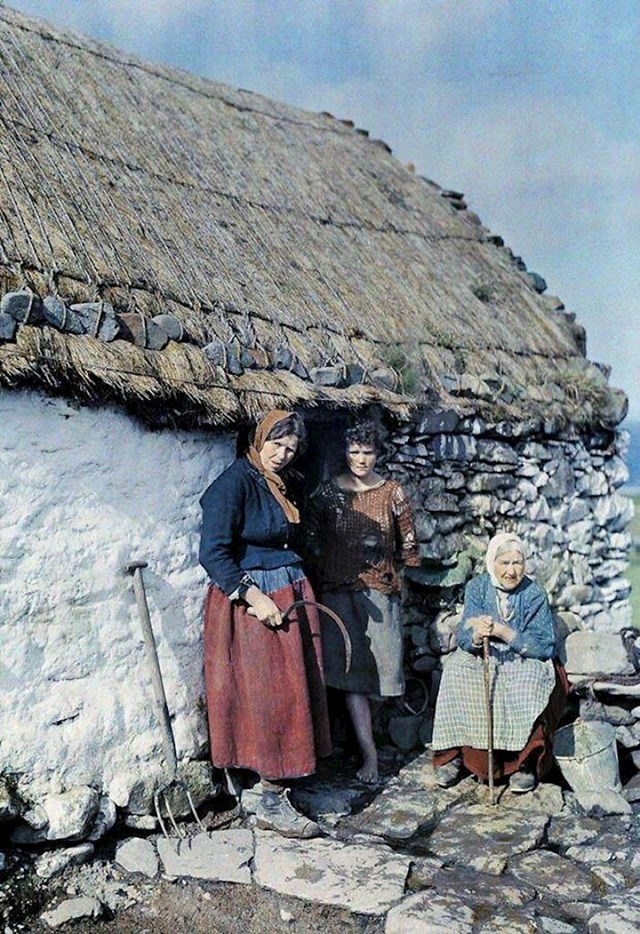 Tri generacije Irkinja ispred svoje kuće 1927.