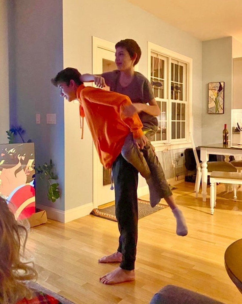 Ovaj dječak ima jaako duge noge. Ili?