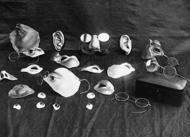 Predmeti koji su služili za prikrivanje ozljeda lica. Može se reći da su ovo rani oblici plastične kirurgije