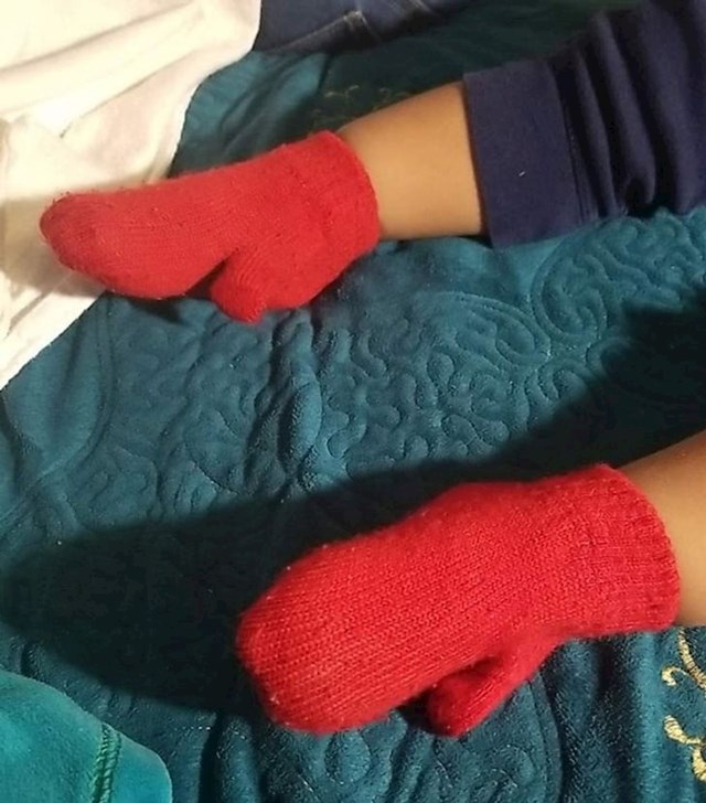 "Mislila sam da sam obukla sinu čarape. Svekrva mi je poslala ovu fotku.... Pa to su rukavice"