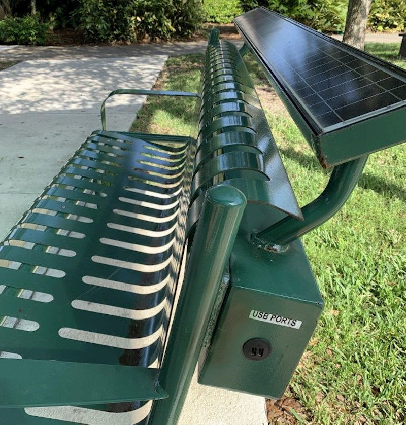 Solarna klupa s USB priključkom