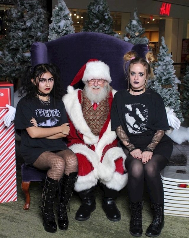 "Željele smo fotku s Djedom Mrazom kao emo tinejdžerice. Prešle smo tridesetu debelo"
