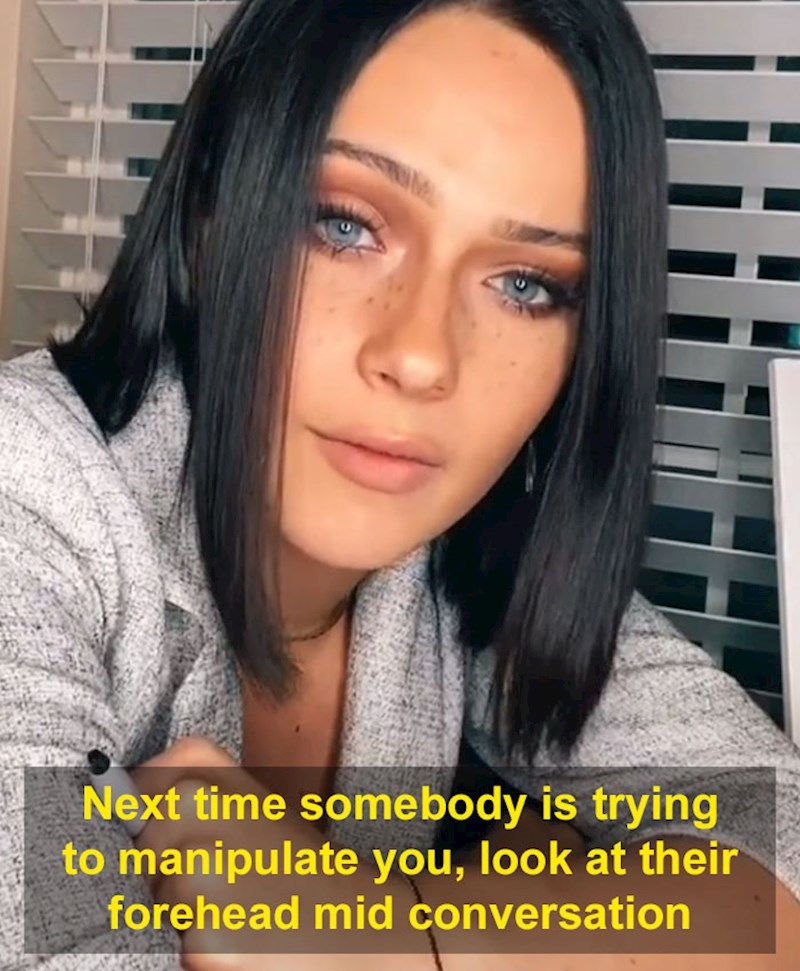 Ako u razgovoru osjetite da netko pokušava manipulirati, zagledajte se u čelo tog sugovornika. Njegovu podsvijest će to izluditi i vjerojatno će brzo priču privesti kraju ili će ga to toliko dekoncentrirati da neće znati nastaviti misao.