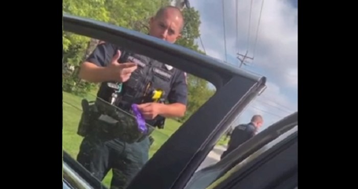 Tipa je zaustavila policija i sva sreća da je snimio ono što se onda dogodilo; ovo je strašno!