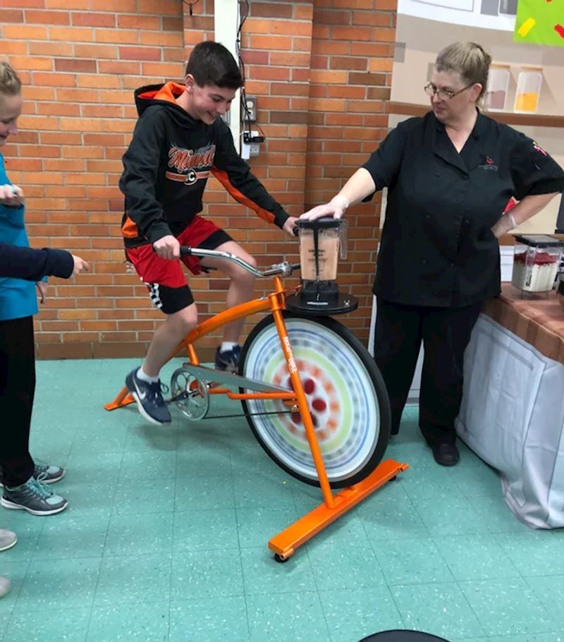 Djeca u jednoj školi sama rade svoje shakeove, i to vozeći sobni bicikl