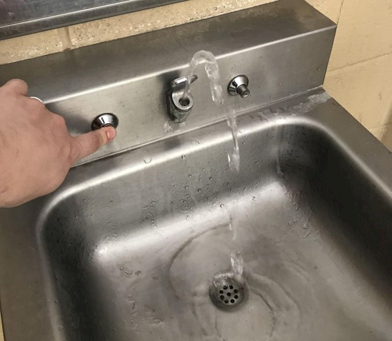 Nagrada osobi koja uspije oprati obe ruke istovremeno!