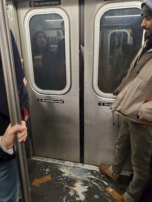 Žurila je da uđe u metro i pružila je ruku u kojoj je nosila kavu da zaustavi zatvaranje vrata. Ali vrata su se ipak zatvorila, a kava je prsnula po putnicima unutar metroa!