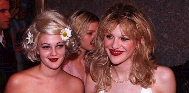 Drew Barrymore je kuma Frances Bean Cobain, kćeri nekoć popularnog frontmena Nirvane Kurta Cobaina i Courtney Love