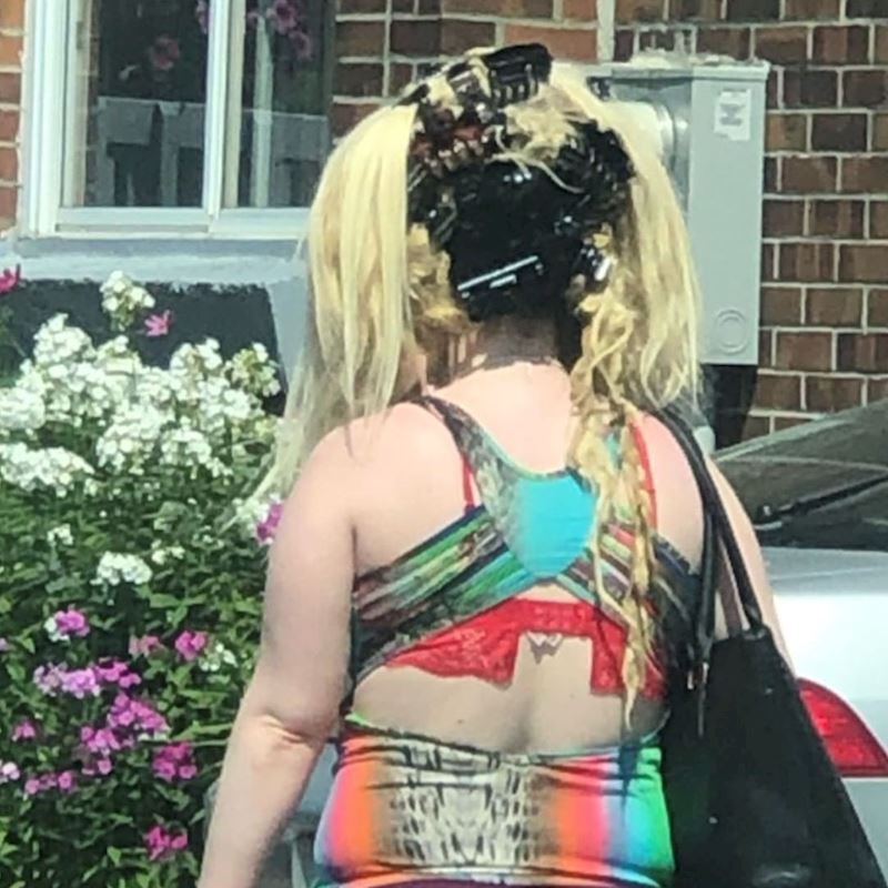 Uskladila frizuru i majicu