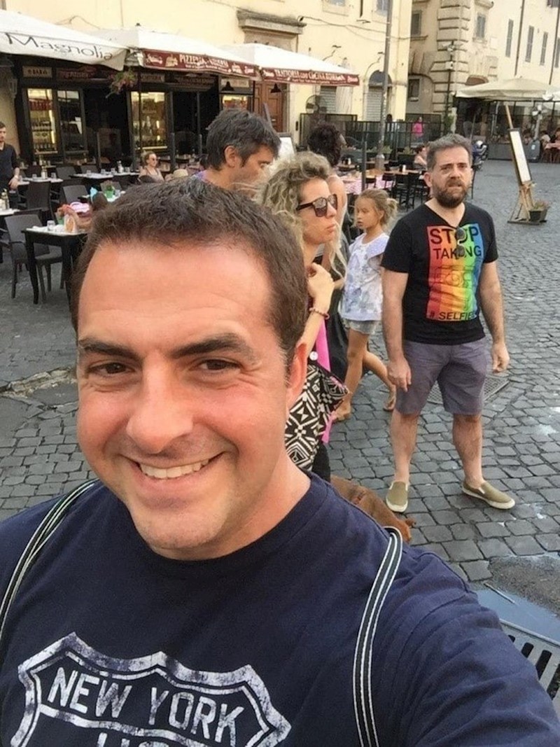 Tipu desno je pun kufer selfija!