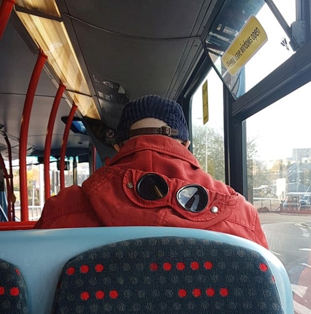 Kapa s ugrađenim sunčanim naočalama 🤣
