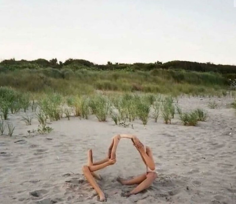 Dvije osobe drže dva ogledala!