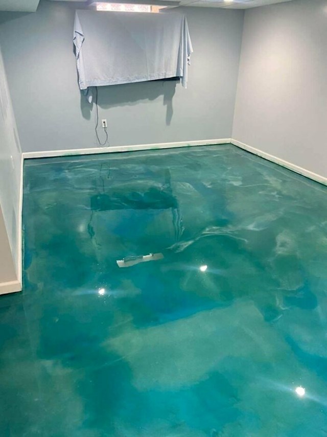 Epoxy pod koji izgleda kao voda