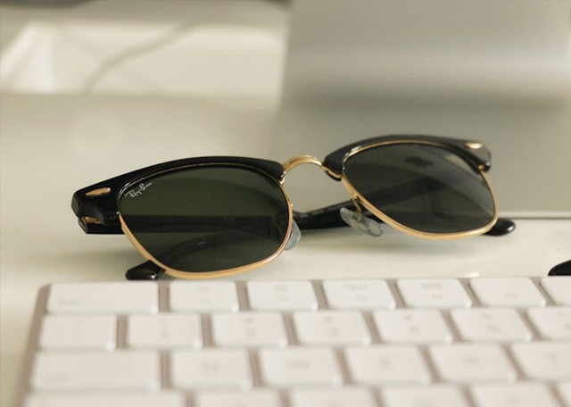"Da Ray Ban nije ime dizajnera. Ime su dobile jer brane (ban) zrakama sunca (ray) da prodru do očiju"