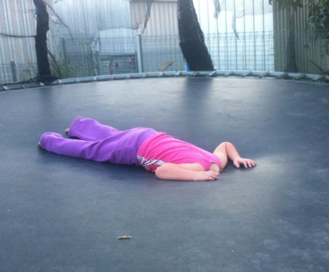 Mojoj kćeri je bilo smiješno napraviti ovo i izazvati mi srčani, kada je ugledala rupu u trampolinu